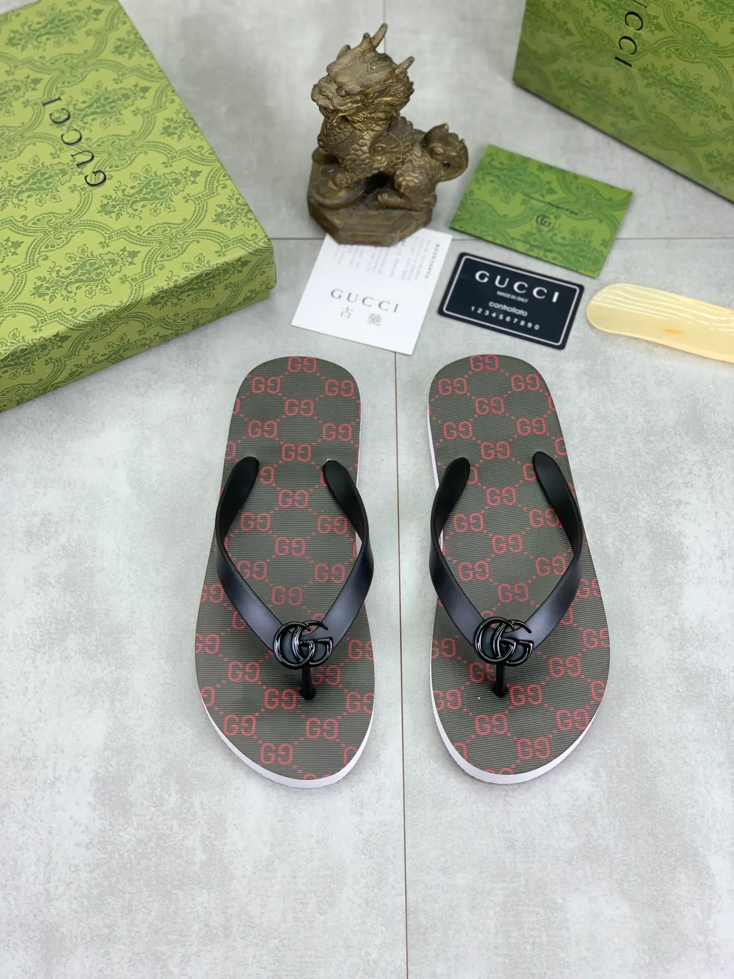 Men's men's shoes 💰P220💰【New style】🆘【GUCCI】Official website's popular Gucci adult couple 🧑‍🤝‍🧑 style, children's flip-flops are on sale at the counter simultaneously! Original fabric imported from Italy. Original bottom provided by the original factory. Size: Adult 36-45. Children’s size: 30-37. Multiple colors available.